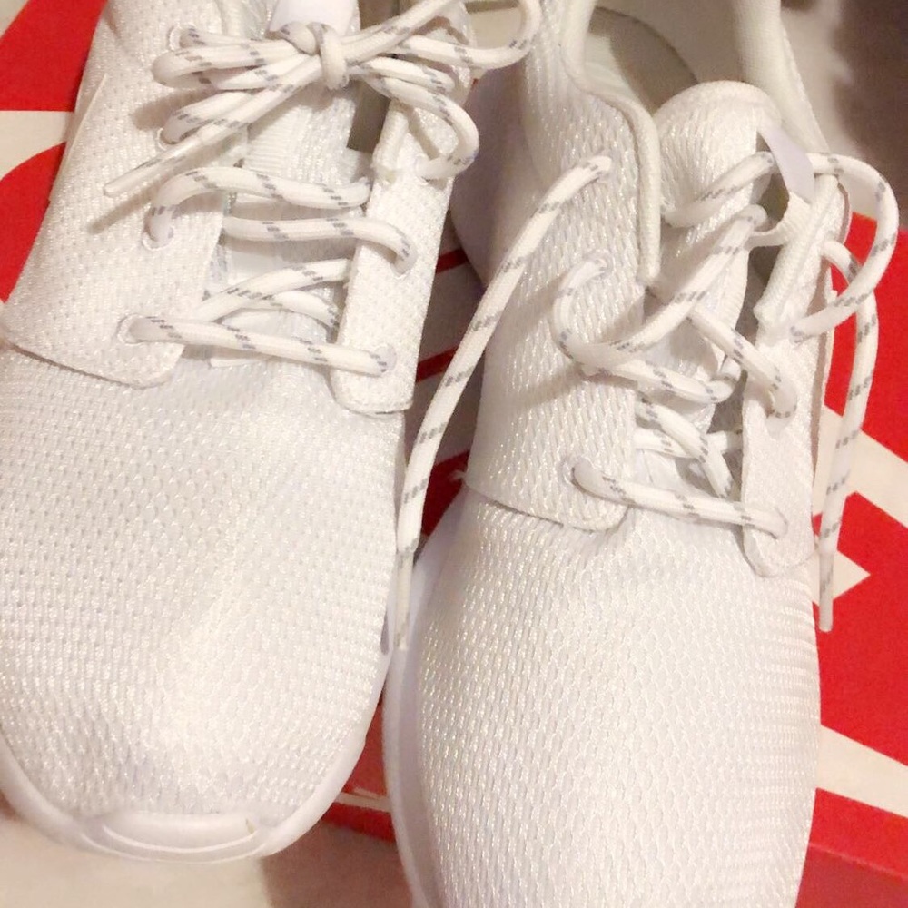 White Women’s Nike ROSHE one sneakers